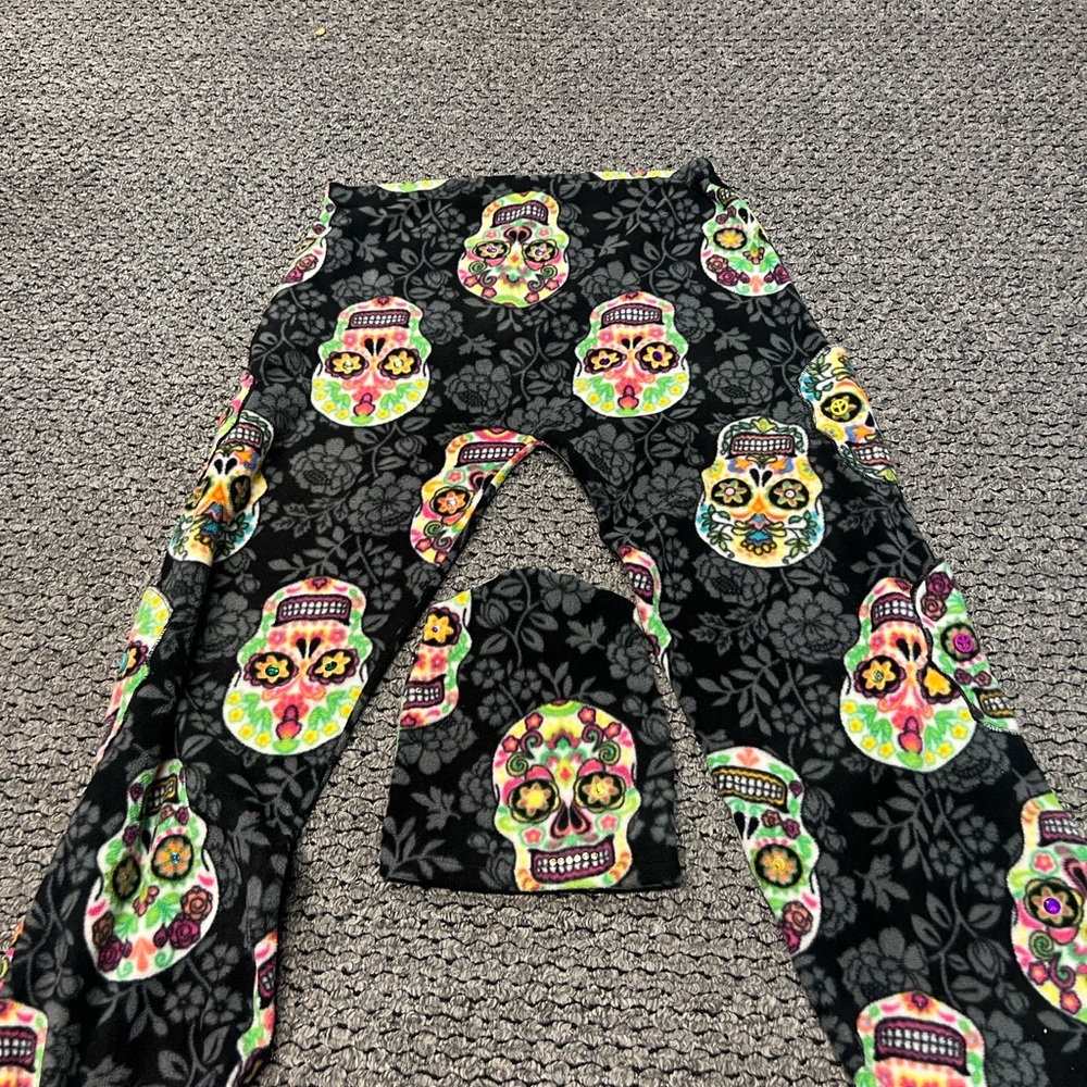 Colorful Skull Patterned Beanie - Picture 3 of 11